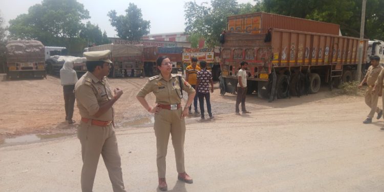 इटावा में सघन वाहन चेकिंग अभियान, नियम तोड़ने वालों पर पुलिस की बड़ी कार्रवाई
