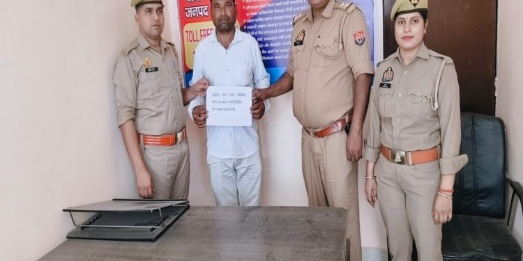 इटावा पुलिस की तत्परता से वापस मिले 30 हजार रुपये     गलत खाते में ट्रांसफर हुई रकम साइबर सेल ने कराई वापस