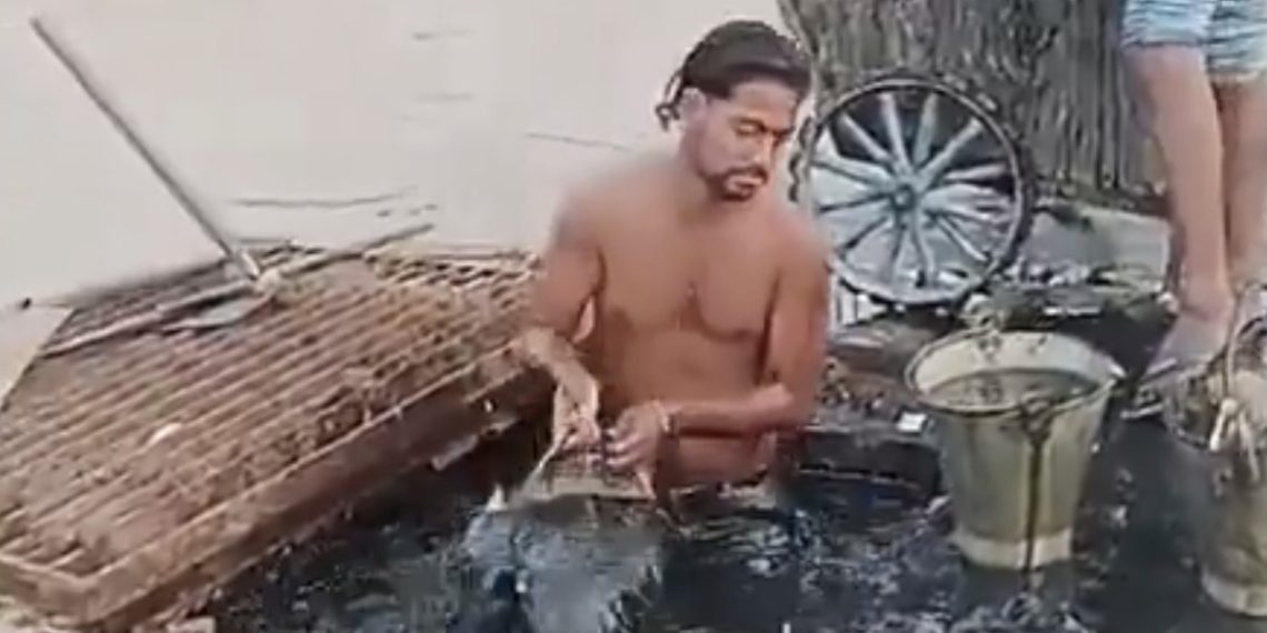 पटना जंक्शन के सामने नाले की सफाई में सुरक्षा इंतज़ामों पर सवाल, मैनुअल स्कैवेंजिंग के आरोप