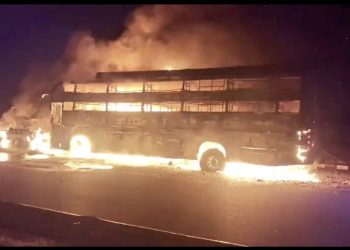 उत्तर प्रदेश के फिरोजाबाद जिले में आगरा-लखनऊ एक्सप्रेस वे पर गुरुवार देर रात बड़ा सड़क हादसा