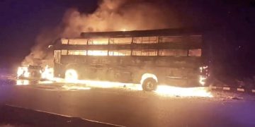 उत्तर प्रदेश के फिरोजाबाद जिले में आगरा-लखनऊ एक्सप्रेस वे पर गुरुवार देर रात बड़ा सड़क हादसा
