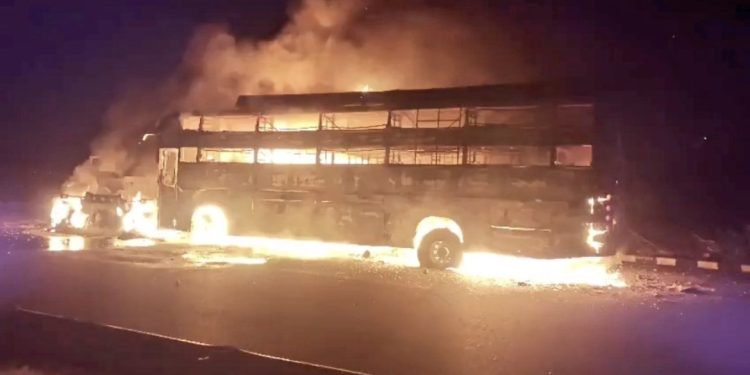 उत्तर प्रदेश के फिरोजाबाद जिले में आगरा-लखनऊ एक्सप्रेस वे पर गुरुवार देर रात बड़ा सड़क हादसा