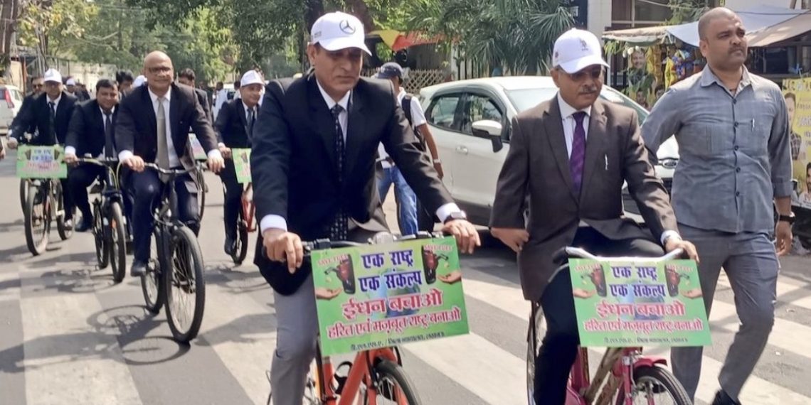 उत्तर प्रदेश की राजधानी लखनऊ में पर्यावरण संरक्षण और ईंधन बचत को लेकर एक अनोखी पहल देखने को मिली।