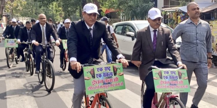 उत्तर प्रदेश की राजधानी लखनऊ में पर्यावरण संरक्षण और ईंधन बचत को लेकर एक अनोखी पहल देखने को मिली।