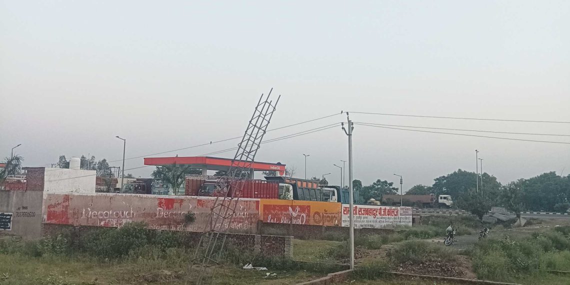 हाईटेंशन लाइन की चपेट में आने से तीन लोग घायल