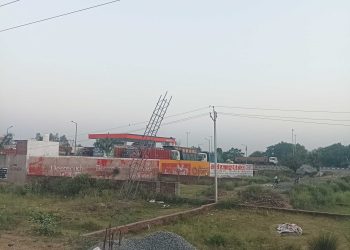 हाईटेंशन लाइन की चपेट में आने से तीन लोग घायल