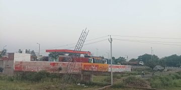 हाईटेंशन लाइन की चपेट में आने से तीन लोग घायल
