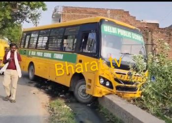 स्कूल बस नाले में लटकने से मचा हड़कम्प, सकरा मार्ग बना हादसा का कारण 