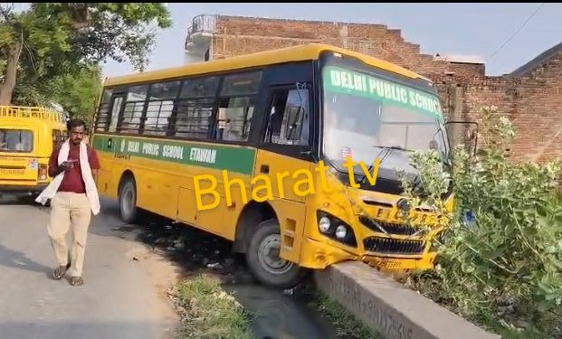 स्कूल बस नाले में लटकने से मचा हड़कम्प, सकरा मार्ग बना हादसा का कारण 
