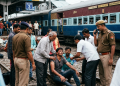 ट्रेन से गिरकर युवक घायल