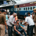 ट्रेन से गिरकर युवक घायल