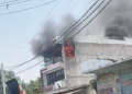 पीलीभीत में दुकान के ऊपर बने मकान में लगी भीषण आग, सिलेंडर लीक होने से मची अफरा-तफरी