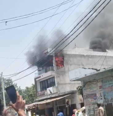 पीलीभीत में दुकान के ऊपर बने मकान में लगी भीषण आग, सिलेंडर लीक होने से मची अफरा-तफरी