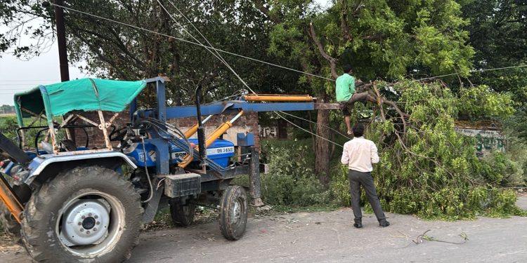 150 बिजली पोल तथा विधुत लाइनें क्षतिग्रस्त, 22 लाख का नुकसान