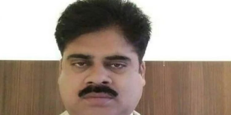 इटावा में विजिलेंस की बड़ी कार्रवाई, रिश्वत लेते गिरफ्तार हुए डिप्टी सीएमओ श्रीनिवास यादव