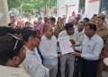 रोजगार सेवकों ने जिलाधिकारी को सौंपा ज्ञापन, लंबित मानदेय और स्थायी नीति की उठाई मांग