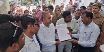 रोजगार सेवकों ने जिलाधिकारी को सौंपा ज्ञापन, लंबित मानदेय और स्थायी नीति की उठाई मांग