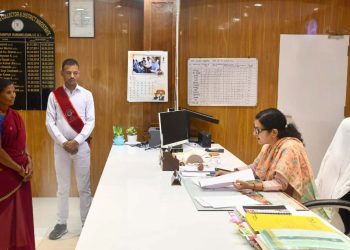 बलरामपुर: जनदर्शन में उमड़ी लोगों की भीड़, कलेक्टर ने सुनी समस्याएं