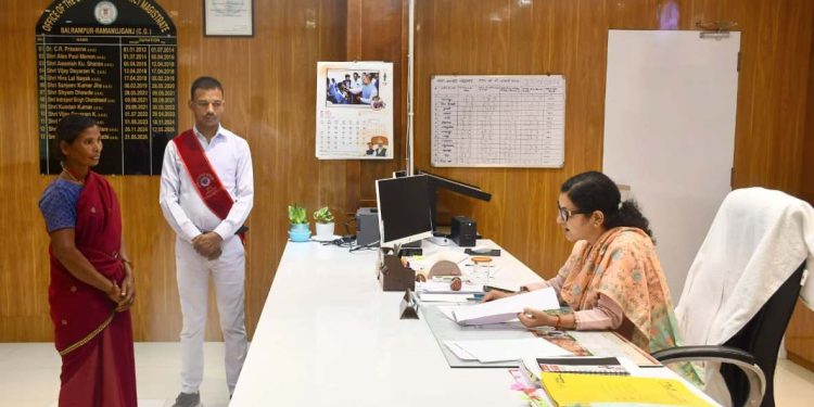बलरामपुर: जनदर्शन में उमड़ी लोगों की भीड़, कलेक्टर ने सुनी समस्याएं