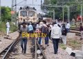 गोमती एक्सप्रेस इंजन में आई तकनीकी खराबी ट्रेन 2 घंटे बीच ट्रैक पर खड़ी रही, यात्री हुए गर्मी से परेशान