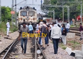 गोमती एक्सप्रेस इंजन में आई तकनीकी खराबी ट्रेन 2 घंटे बीच ट्रैक पर खड़ी रही, यात्री हुए गर्मी से परेशान