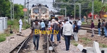 गोमती एक्सप्रेस इंजन में आई तकनीकी खराबी ट्रेन 2 घंटे बीच ट्रैक पर खड़ी रही, यात्री हुए गर्मी से परेशान
