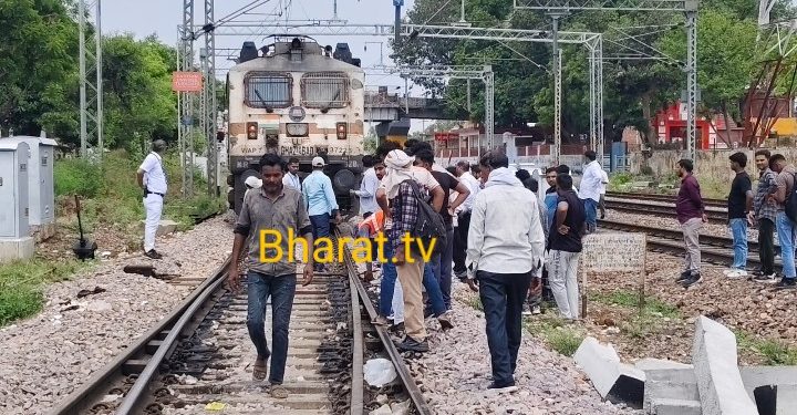 गोमती एक्सप्रेस इंजन में आई तकनीकी खराबी ट्रेन 2 घंटे बीच ट्रैक पर खड़ी रही, यात्री हुए गर्मी से परेशान