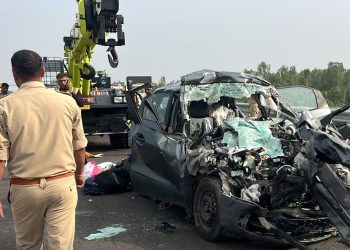 उन्नाव में गंगा एक्सप्रेस-वे पर भीषण हादसा, खड़े ट्रक से टकराई कार; चार लोगों की दर्दनाक मौत