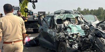 उन्नाव में गंगा एक्सप्रेस-वे पर भीषण हादसा, खड़े ट्रक से टकराई कार; चार लोगों की दर्दनाक मौत