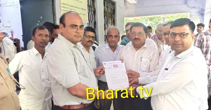 अखिलेश यादव की पुत्री पर अभद्र टिप्पणी के विरोध में समाजवादी अधिवक्ता सभा ने सौंपा ज्ञापन