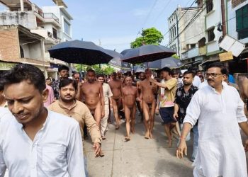 आचार्य विशुद्ध सागर महाराज ससंघ का भरथना में भव्य मंगल प्रवेश, श्रद्धालुओं ने पुष्प वर्षा कर किया स्वागत