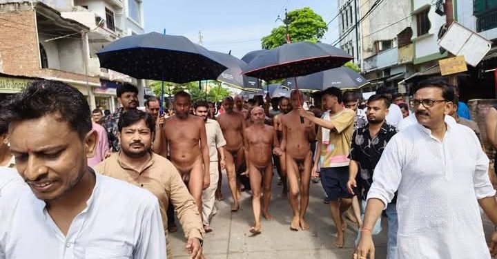 आचार्य विशुद्ध सागर महाराज ससंघ का भरथना में भव्य मंगल प्रवेश, श्रद्धालुओं ने पुष्प वर्षा कर किया स्वागत