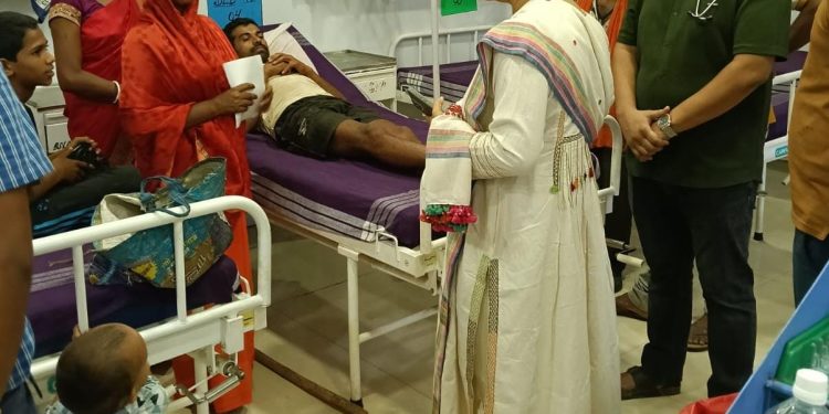 बलरामपुर: अनियंत्रित डंपर मकान में घुसा, एक ही परिवार के तीन घायल; सूचना मिलते ही अस्पताल और घटनास्थल पहुंचीं कलेक्टर
