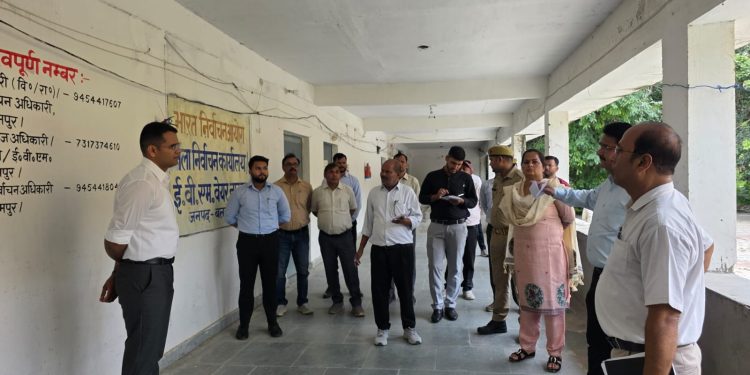बलरामपुर में डीएम ने किया ईवीएम-वीवीपैट वेयरहाउस का मासिक निरीक्षण, सुरक्षा व्यवस्था की समीक्षा
