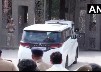 अयोध्या में राम मंदिर ट्रस्ट की बैठक के दौरान दिखीं लग्जरी गाड़ियां, Vellfire और Fortuner बनीं चर्चा का विषय