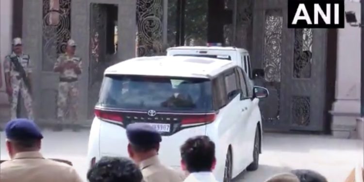 अयोध्या में राम मंदिर ट्रस्ट की बैठक के दौरान दिखीं लग्जरी गाड़ियां, Vellfire और Fortuner बनीं चर्चा का विषय