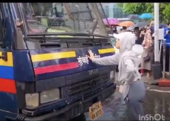 मुंबई में छात्रों का प्रदर्शन, पुलिस की गाड़ी के सामने खड़ी हुई छात्रा; वीडियो ने खींचा लोगों का ध्यान