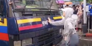 मुंबई में छात्रों का प्रदर्शन, पुलिस की गाड़ी के सामने खड़ी हुई छात्रा; वीडियो ने खींचा लोगों का ध्यान