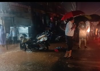 कुसमी: 6 घंटे की मूसलाधार बारिश से तबाही, मुख्य बाजार की कई दुकानों में 4 फीट तक घुसा पानी, लाखों का नुकसान
