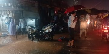 कुसमी: 6 घंटे की मूसलाधार बारिश से तबाही, मुख्य बाजार की कई दुकानों में 4 फीट तक घुसा पानी, लाखों का नुकसान