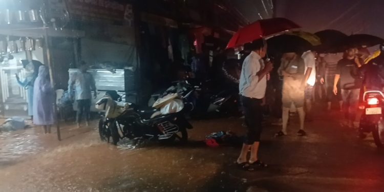 कुसमी: 6 घंटे की मूसलाधार बारिश से तबाही, मुख्य बाजार की कई दुकानों में 4 फीट तक घुसा पानी, लाखों का नुकसान
