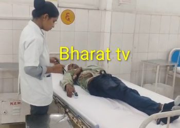 चलती ट्रेन में चढ़ते समय यात्री गिरा, आरपीएफ ने बचाई जान