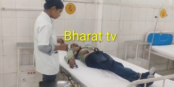 चलती ट्रेन में चढ़ते समय यात्री गिरा, आरपीएफ ने बचाई जान