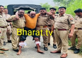 कुल्हाड़ी मारकर युवक की हत्या, हत्यारोपित पुलिस मुठभेड़ में गिरफ्तार दोनों पैरों में लगी गोली