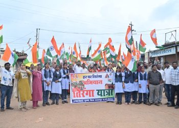 कुसमी: तिरंगे का महासैलाब, हजारों कदमों से गूंजा भारत माता का जयकारा, विधायक उद्धेश्वरी पैकरा ने थामा तिरंगा