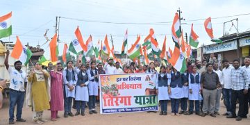 कुसमी: तिरंगे का महासैलाब, हजारों कदमों से गूंजा भारत माता का जयकारा, विधायक उद्धेश्वरी पैकरा ने थामा तिरंगा