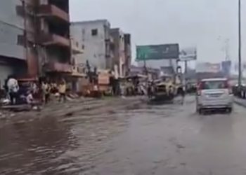 गाजियाबाद। उत्तर प्रदेश के गाजियाबाद में लालकुआं पर नोएडा मोड़ की एक वीडियो सामने आई है,