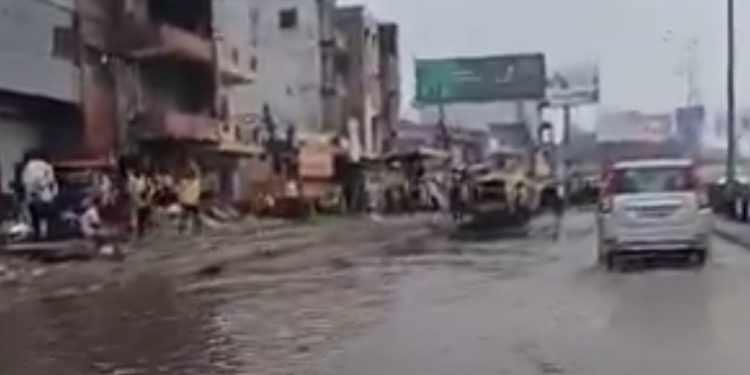 गाजियाबाद। उत्तर प्रदेश के गाजियाबाद में लालकुआं पर नोएडा मोड़ की एक वीडियो सामने आई है,
