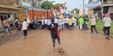 एक आजादी टूटी सड़कों से भी चाहिए!