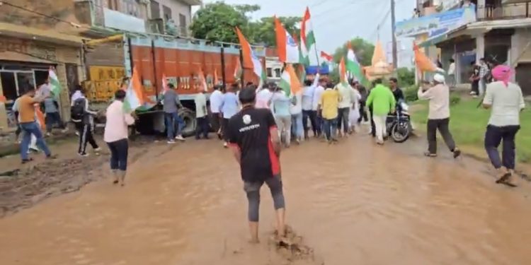 एक आजादी टूटी सड़कों से भी चाहिए!